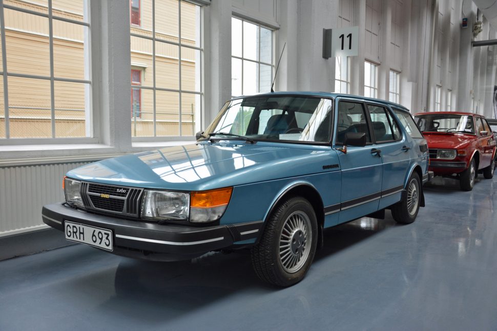 Saab 900 universalas