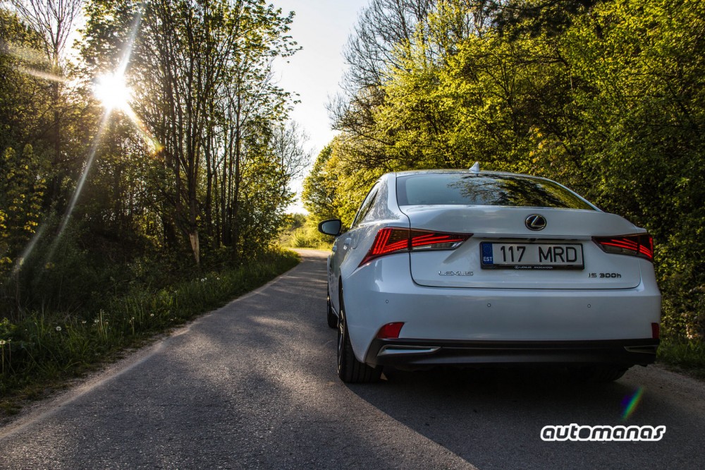 Lexus IS300h (10)
