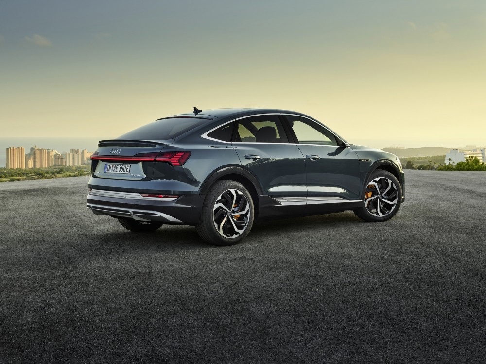 <a href='https://www.autobilis.lt/skelbimai/naudoti-automobiliai/audi' target='_blank' class='phrase'>Audi</a> e-tron Sportback 55 quattro