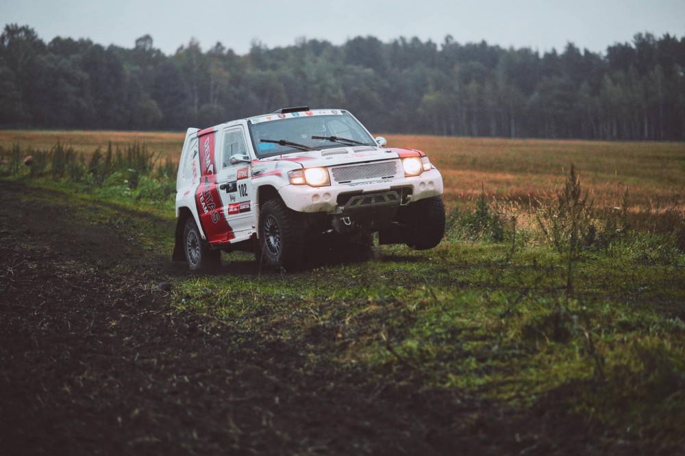 Mitsubishi Pajero bekelės varžybose