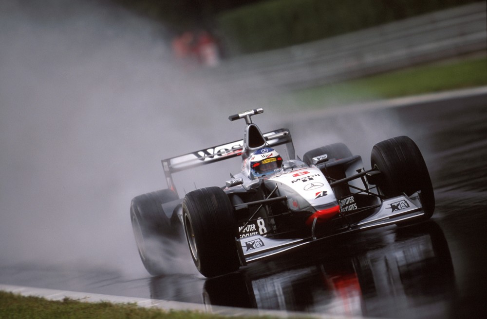 Mika Häkkinenas vairuoja McLaren-Mercedes MP4/13