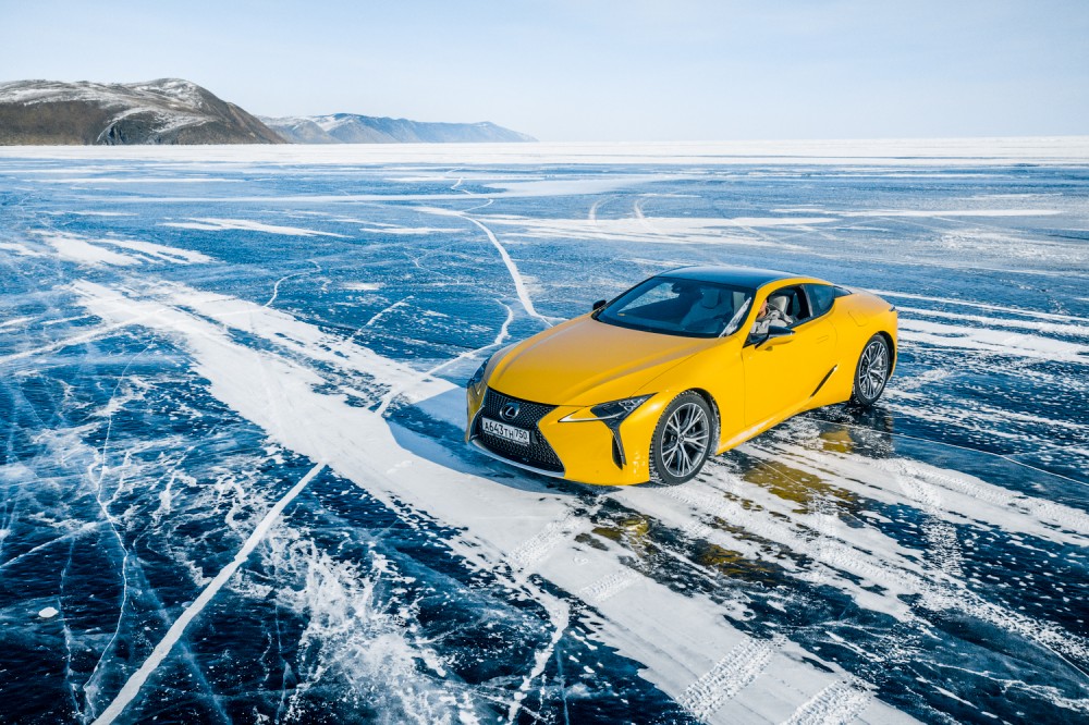 Ant baiklo ežero slystantis Lexus LC