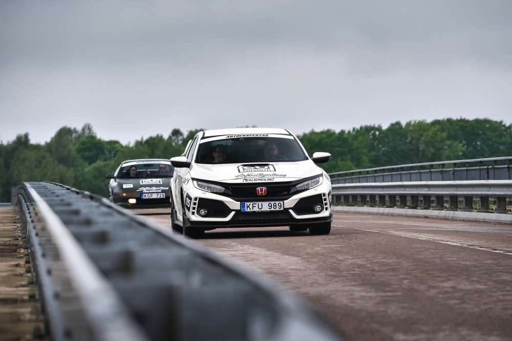 <a href='https://www.autobilis.lt/skelbimai/naudoti-automobiliai/honda' target='_blank' class='phrase'>Honda</a> Civic Type R