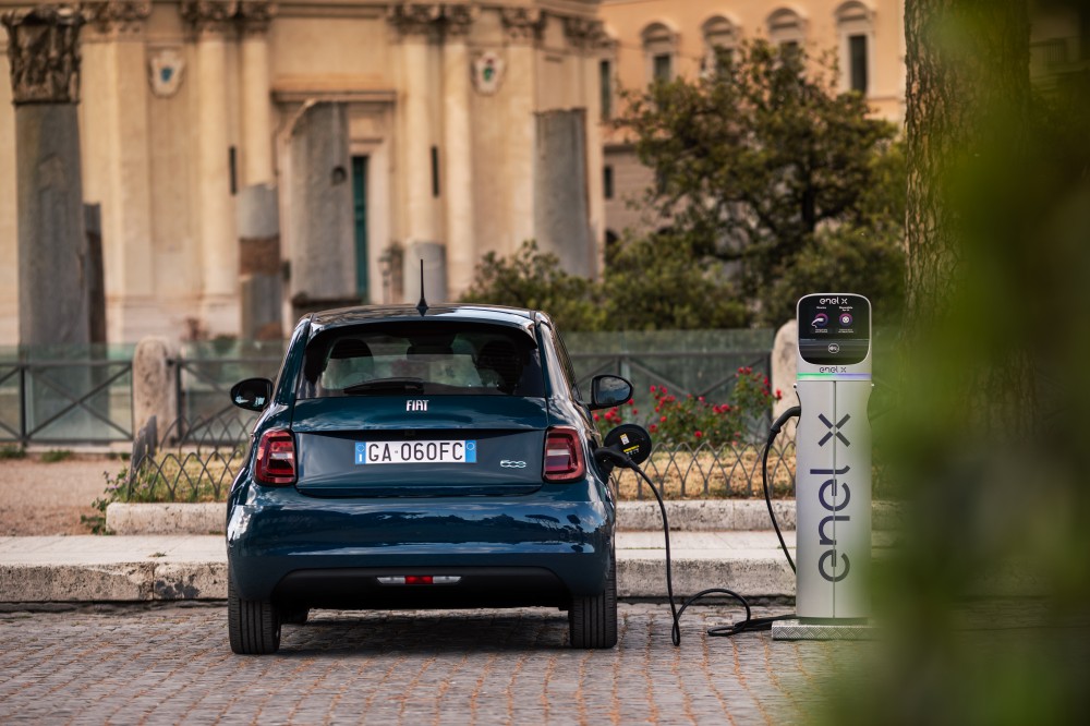 Elektrinis Fiat 500 hečbekas