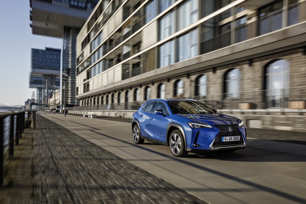 Elektrinis Lexus UX krosoveris