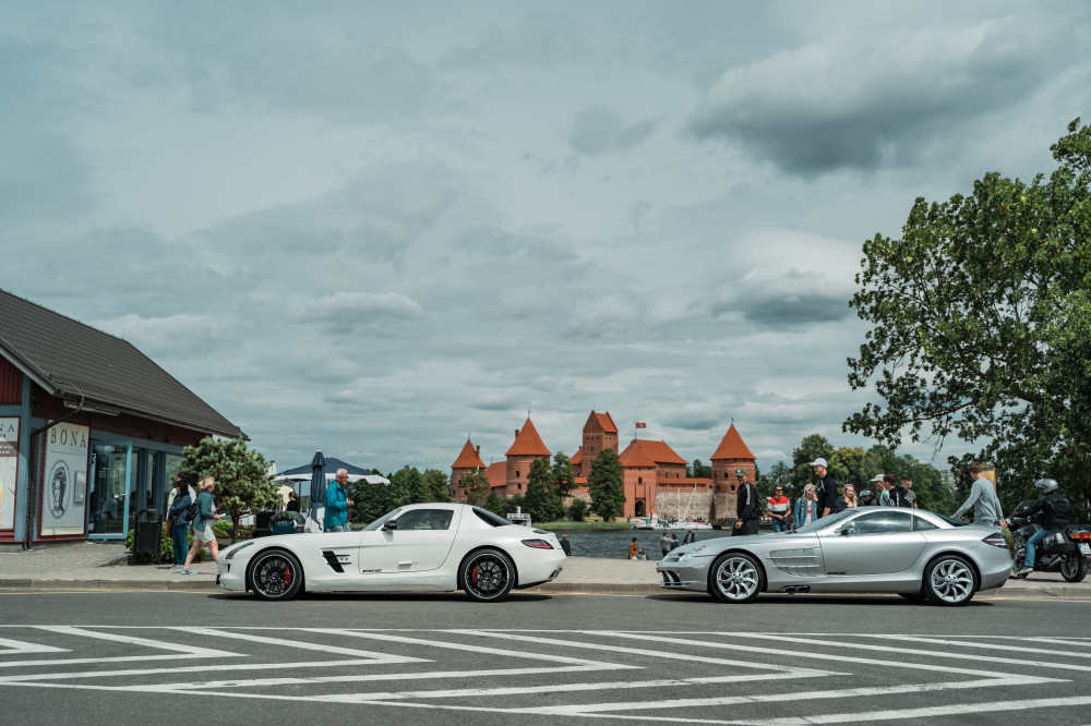 „Mercedes-Benz SLS AMG“ ir „Mercedes-Benz SLR Mclaren“