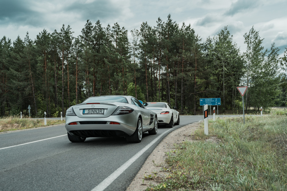 „Mercedes-Benz SLS AMG“ ir „Mercedes-Benz SLR Mclaren“