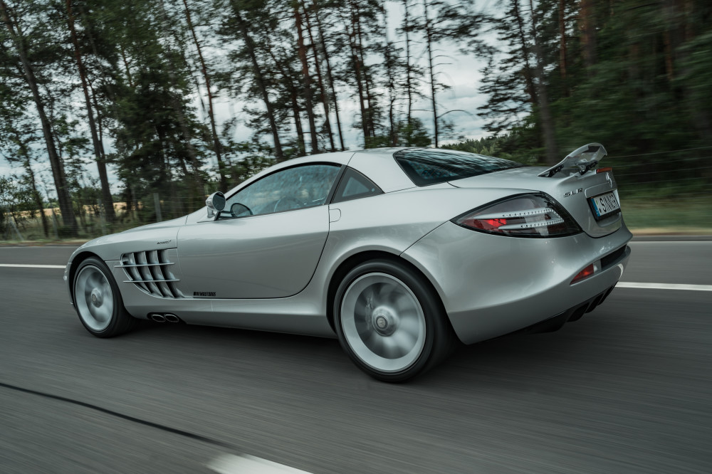 „Mercedes-Benz SLS AMG“ ir „Mercedes-Benz SLR Mclaren“