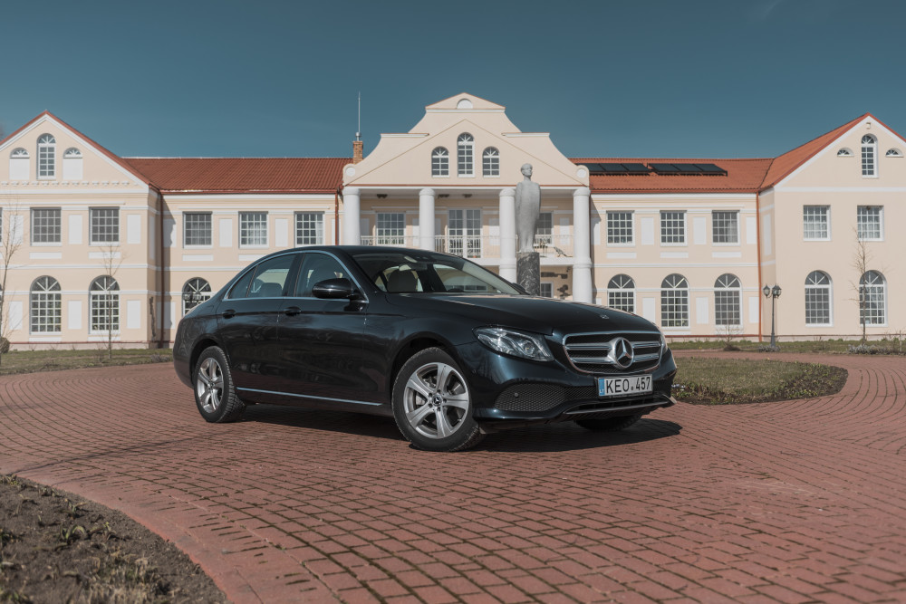 Tautvydo dvare stovintys <a href='https://www.autobilis.lt/skelbimai/naudoti-automobiliai/mercedes-benz' target='_blank' class='phrase'>Mercedes-Benz</a>