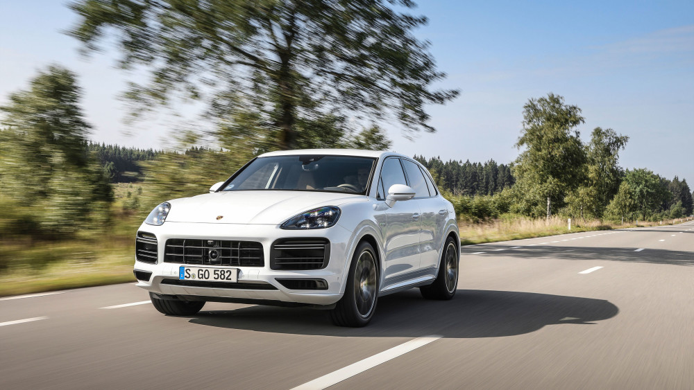 <a href='https://www.autobilis.lt/skelbimai/naudoti-automobiliai/porsche' target='_blank' class='phrase'>Porsche</a> Cayenne Turbo S E-Hybrid