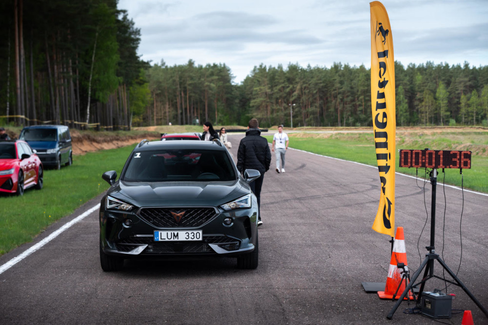 „Driving Academy by Autojuta“ dirbantis Ignas Gelžinis, prieš keletą metų baigęs FIA jaunųjų lenktynininkų akademijos mokymus, savo ruožtu atkreipė dėmesį, kad žmonės labai dažnai linkę pervertinti savo jėgas.