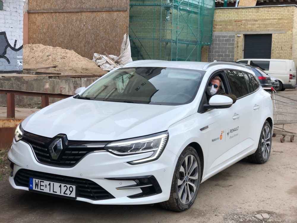 Organizacijos savanoriai visą mėnesį išvežiojo paramą „Renault Clio E-Tech“, „Renault Captur E-Tech Plug-In“ ir „Renault Megane E-Tech Plug-In“ hibridiniais automobiliais. 