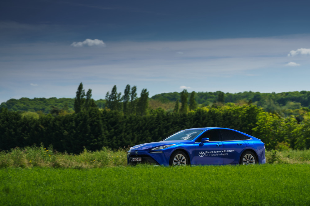 Siekiant pasaulio rekordo, buvo naudojamas ekologiškas vandenilis. Vidutinės degalų sąnaudos siekė 0,55 kg/100 km, o „Toyota Mirai“ bake telpa 5,6 kg vandenilio.