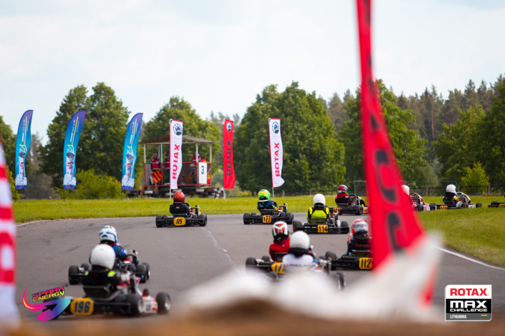 Smalininkų kartodromas – ilgiausias Lietuvoje. Trasos ilgis net 1 km. Tai profesionalioms kartingų lenktynėms skirtas kartodromas, kuriame sportiniai kartingai gali išvystyti itin didelį greitį. Trasa pasižymi itin greitais ir plačiais posūkiais, kurių čia net vienuolika. Smalininkų kartodromas tituluojamas vienu greičiausių Lietuvoje.