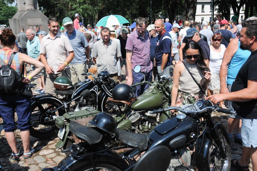 Sekmadienį Sodeliškių dvaro sodyboje šalia Biržų nuleista tradicinio, jau aštuntojo istorinės technikos mylėtojų sąskrydžio „Senas motociklas‘21“, kurį organizavo senovinės technikos klubas „Ekipažas“ ir asociacija „Senas motociklas“, sąskrydžio vėliava.