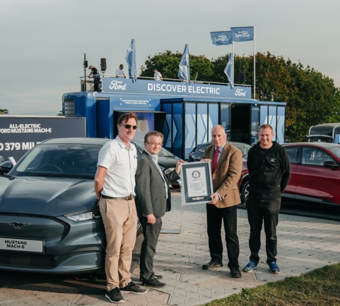 „Ford“ Didžiosios Britanijos elektrifikacijos vadovas, pabrėžė, jog „Mustang Mach-E“ efektyvumas leido sumažinti įkrovos poreikį riedant ilgiausiu šalies keliu ir įrodė, kad šis automobilis keičia nusistovėjusias žaidimo taisykles.