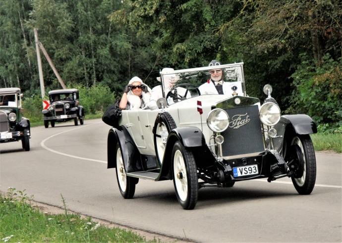 Biržuose įvykusiame „Nesentanti klasika 2021“ renginyje – daugiau nei šimtas senovinių automobilių