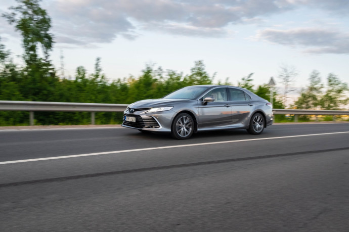 „<a href='https://www.autobilis.lt/skelbimai/naudoti-automobiliai/toyota' target='_blank' class='phrase'>Toyota</a> Camry“ turi užtektinai argumentų, dėl kurių norėsis padėti parašą ant pirkimo sutarties ir vėliau nesukti galvos dėl savo pasirinkimo.