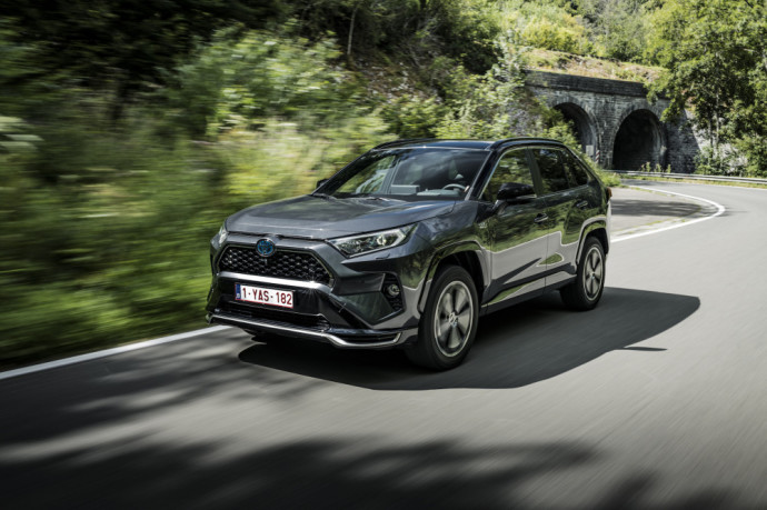 Visos „RAV4 Plug-in Hybrid“ versijos turi AWD-i – išmaniąją „<a href='https://www.autobilis.lt/skelbimai/naudoti-automobiliai/toyota' target='_blank' class='phrase'>Toyota</a>“ sukurtą elektrinę visų varančiųjų ratų sistemą. Dėl kompaktiškos ir lengvos sistemos automobilis elgiasi kaip našus visus varančiuosius ratus turintis modelis ir leidžia pasiekti optimalias degalų sąnaudas.