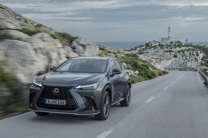 2022 m. Lietuvoje pasirodysiantis „Lexus NX“ bus siūlomas su dviejų tipų hibridinėmis jėgainėmis