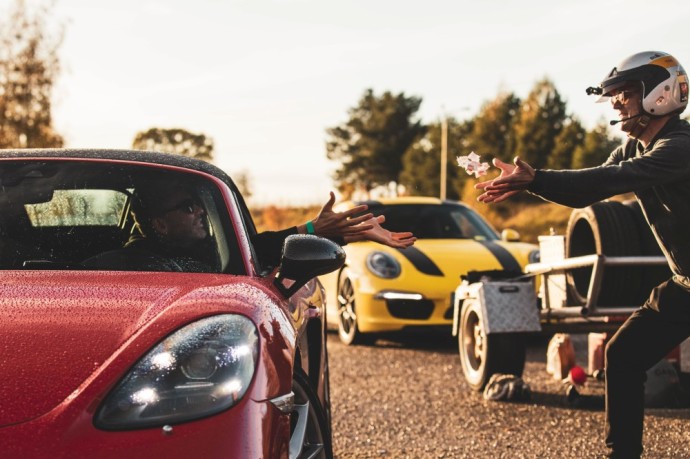 „Porsche“ entuziastai leido neprivilegijuotiems vaikams patirti lenktynių emocijas