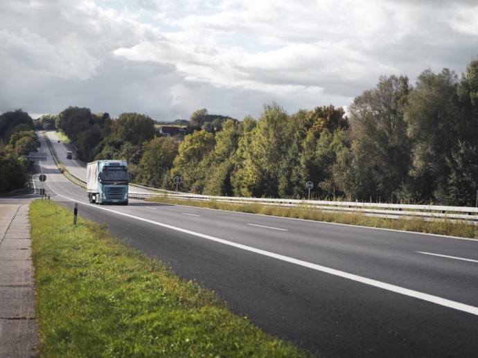 Elektrinio „Volvo“ sunkvežimio bandymų rezultatai pranoko lūkesčius