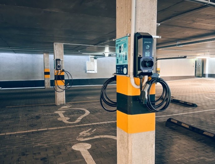 Įkrovimo stotelės “City” verslo centro požeminiame parkinge.