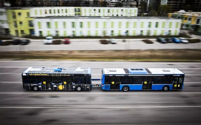 Miunchene bandoma saulės energija varoma autobuso priekaba, kuri leistų sumažinti CO2 emisijas