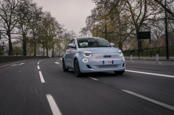 Elektrinis „Fiat 500e“ tapo metų automobilių „GQ“ leidinio rinkimuose