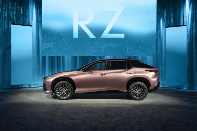 Sportiškumą akcentuojantis „Lexus RZ“ elektromobilis sieks suvilioti <a href='https://www.autobilis.lt/skelbimai/naudoti-automobiliai/bmw' target='_blank' class='phrase'>BMW</a> vairuotojus