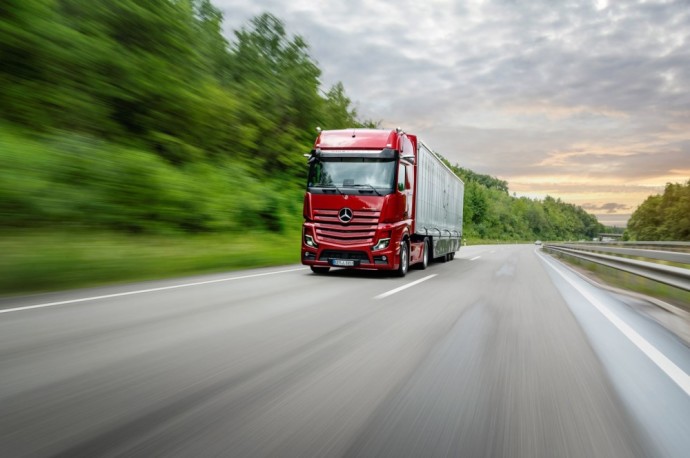 Galia ir taupumas: „Mercedes-Benz Trucks“ pristatė inovatyvų sunkiojo transporto variklį