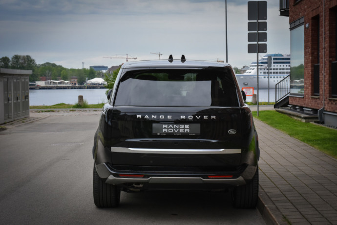 Naujieji „Range Rover“ pristatyti pirmiesiems klientams Lietuvoje