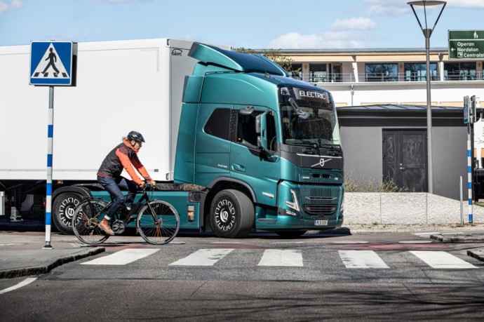 „Volvo Trucks“ pristatė naują sistemą, saugančią kitus eismo dalyvius