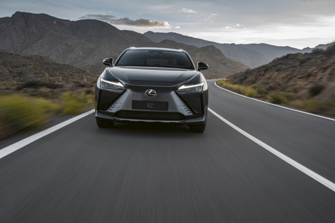 Sportiškumą akcentuojantis „Lexus RZ“ elektromobilis sieks suvilioti <a href='https://www.autobilis.lt/skelbimai/naudoti-automobiliai/bmw' target='_blank' class='phrase'>BMW</a> vairuotojus