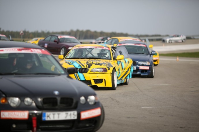 „Betsafe Drift Camp“ varžybų vingiuotoje trasoje birželio 5–6 dienomis susikaus 200 dalyvių, o įspūdingais vaizdais leis pasigrožėti tiek PRO tiek „Semi PRO“ ir „Street“ lygos meistrai. Organizatoriai neslepia, kad bus karšta, o žiūrovus džiugins ne viena naujovė.