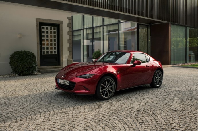 Vienas iš neatsiejamų nuo mechaninės pavarų dėžės modelių - Mazda MX-5 (Gamintojo nuotr.)