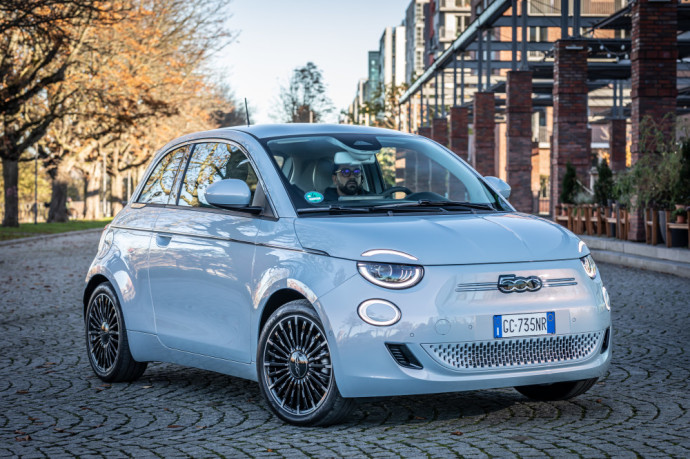 Elektrinis „Fiat 500e“ tapo metų automobilių „GQ“ leidinio rinkimuose