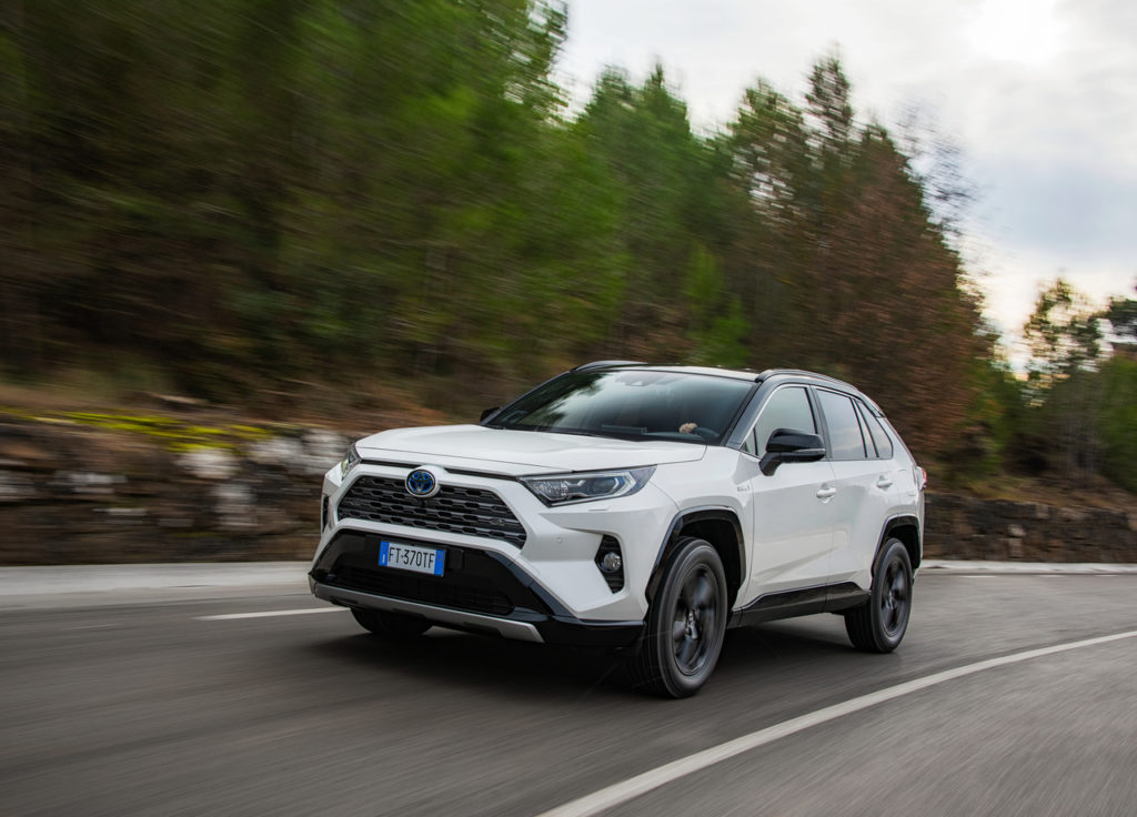 <a href='https://www.autobilis.lt/skelbimai/naudoti-automobiliai/toyota' target='_blank' class='phrase'>Toyota</a> RAV4 Hybrid Style