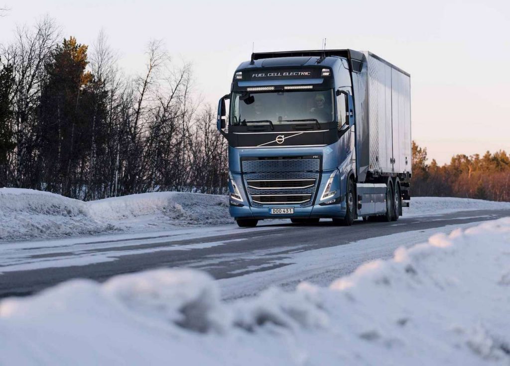 Vandeniliu varomų „Volvo Trucks“ bandymai keliuose