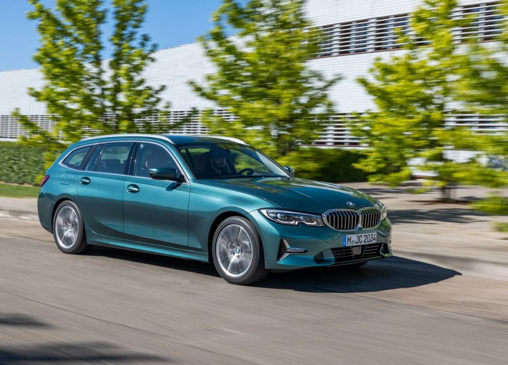 <a href='https://www.autobilis.lt/skelbimai/naudoti-automobiliai/bmw' target='_blank' class='phrase'>BMW</a> 330d xDrive Touring Luxury Line