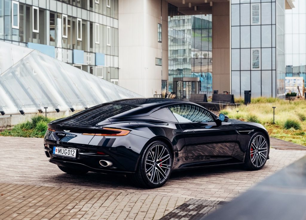 Vilnių pasiekęs „Aston Martin DB12“